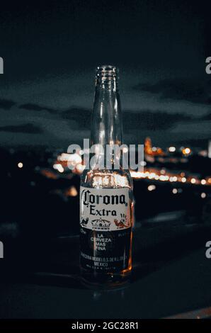 FLORENCE, ITALIE - 05 juillet 2021 : une bouteille de bière Corona sur une rampe en face de la vue de Florence. Banque D'Images