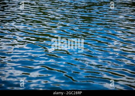 Bleu, surface d'eau calme, rivière tchèque douce, Europe Banque D'Images