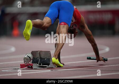 Tokyo, Japon. 6 août 2021. Trevor Stewart, de Team USA, est en compétition pendant les courses de relais hommes 4x400m aux Jeux Olympiques de Tokyo 2020, à Tokyo, au Japon, le 6 août 2021. Crédit: Li Yibo/Xinhua/Alay Live News Banque D'Images