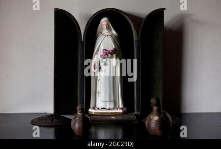 Statuette en bois peint de la Vierge Marie. Banque D'Images