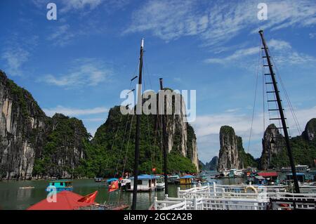 Les Vietnamiens et les voyageurs étrangers voyagent visite et croisière au village de pêche flottant dans Halong moyen dragon descendant ou Ha long Bay UNESC Banque D'Images