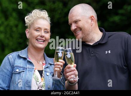 Paul et Louise Drake célèbrent leur gain de loterie de 5.16 millions de livres sterling au Deer Park Golf and Country Club de Livingston, West Lothian. Paul et Louise, une infirmière de district, vivent avec leurs deux fils, âgés de 11 et 15 ans, à Seafield, près de Bathgate, à Édimbourg. Date de la photo : vendredi 6 août 2021. Banque D'Images