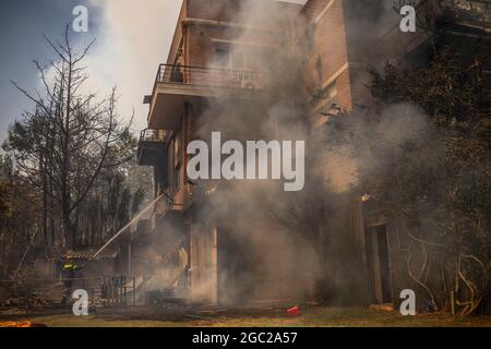 Afidnes, Grèce. 06e août 2021. Les pompiers et les bénévoles tentent de faire feu dans une zone résidentielle au nord d'Athènes. De forts vents de l'ouest ont continué à alimenter les nombreux incendies depuis les premières heures du matin vendredi. Credit: Angelos Tzortzinis/dpa/Alay Live News Banque D'Images