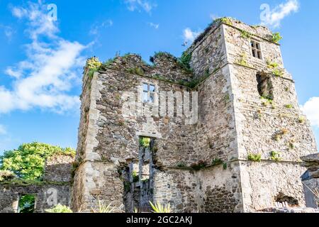 Les ruines du château de Manorhamilton, érigé en 1634 par Sir Frederick Hamilton - Comté de Leitrim, Irlande. Banque D'Images