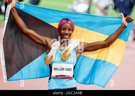 Tokyo, Japon. 06e août 2021. Shaunes Miller-Uibo, des Bahamas, célèbre après avoir remporté l'or en finale du 400m féminin au stade olympique lors des Jeux olympiques d'été de 2020 à Tokyo, au Japon, le vendredi 6 août 2021. Shaunes Miller-Uibo des Bahamas a gagné l'or avec un temps de 48.36, Marileidy Paulino de la République dominicaine a pris l'argent avec un temps de 49.20 et Allyson Felix des États-Unis a pris le bronze avec un temps de 49.46. Photo par Tasos Katopodis/UPI crédit: UPI/Alay Live News Banque D'Images