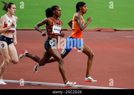 Tokyo, Japon. 06e août 2021. Les coureurs font leur chemin sur la piste lors de la compétition pour les femmes de 1500m finales au stade olympique lors des Jeux olympiques d'été 2020 à Tokyo, au Japon, le vendredi 6 août 2021. Faith Kipyegon du Kenya a pris l'or avec un temps de 3:53.11, Laura Muir de Grande-Bretagne a pris l'argent avec un temps de 3:54.50 et Sifan Hassan des pays-Bas a pris le bronze avec un temps de 3:55.86. Photo par Tasos Katopodis/UPI crédit: UPI/Alay Live News Banque D'Images