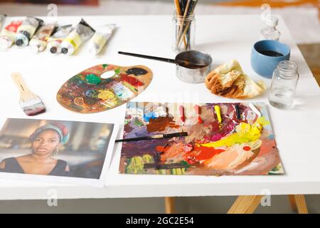 Peinture moderne abstraite à l'huile sur toile dans le studio d'artistes Banque D'Images