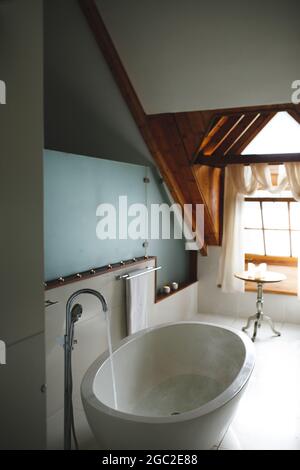 Intérieur de la salle de bain et de la baignoire de luxe avec eau courante Banque D'Images