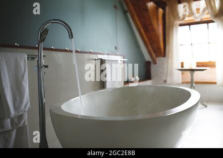 Intérieur de la salle de bain et de la baignoire de luxe avec eau courante Banque D'Images