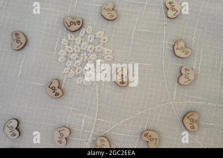 Petits coeurs d'amour en bois. Banque D'Images