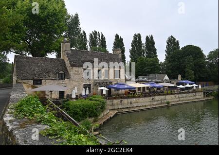 Le Trout Inn dans la banlieue nord d'Oxford de Wolvercote a été rendu célèbre par le détective de télévision Morse Banque D'Images