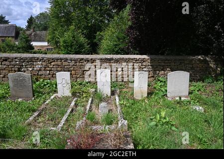 Tombes de militaires dans le chantier de Saint-Pierre-ad-Vincula, dans le village de South Newington, dans le nord du Oxfordshire Banque D'Images