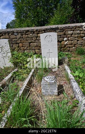 Tombes de militaires dans le chantier de Saint-Pierre-ad-Vincula, dans le village de South Newington, dans le nord du Oxfordshire Banque D'Images