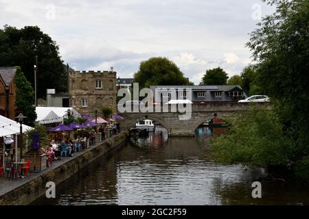 River Avon avec Clopton Bridge et Coxs Yard Restaurant Stratford upon Avon Warwickshire Angleterre royaume-uni Banque D'Images