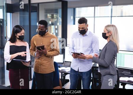 Divers groupes de collègues d'affaires portant des masques et ayant des réunions Banque D'Images