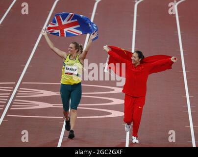 Tokyo, Japon. 06e août 2021. Liu Shiying de la Chine et Kelsey-Lee Barber de l'Australie célèbrent après avoir remporté les médailles d'or et de bronze dans le jeté Javelin féminin aux Jeux olympiques d'été de Tokyo 2020 à Tokyo, au Japon, le vendredi 6 août 2021. Photo de Bob Strong/UPI crédit: UPI/Alay Live News Banque D'Images