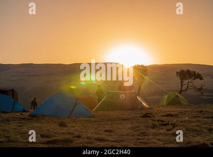 Tentes au Camp Geech au lever du soleil surplombant les montagnes Simien en Éthiopie Banque D'Images