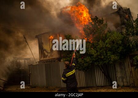 Afidnes, Grèce. 06e août 2021. Les pompiers tentent d'éteindre un incendie de forêt dans une zone boisée au nord d'Athènes. Depuis les premières heures du matin, de forts vents de l'ouest ont continué à alimenter les nombreux incendies de vendredi. Credit: Angelos Tzortzinis/dpa/Alay Live News Banque D'Images