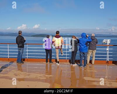 Alaska, passage intérieur, côte du Pacifique; les passagers à bord d'un bateau de croisière recherchent des baleines le long du passage intérieur de l'Alaska, près de l'île Admiralty. Banque D'Images