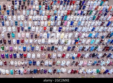 Barishal, Bangladesh. 06e août 2021. Vue aérienne prendre avec un drone, montre les gens assistent à un funeral musulman d'une personne qui a perdu la bataille contre la maladie de Covid-19, le Bangladesh a atteint le plus haut sommet des décès du coronavirus atteignant 264 décès et plus de 16,000 cas positifs chaque jour au Bangladesh. Le 6 août 2021 à Barishal, au Bangladesh. (Photo de Mustasinur Rahman Alvi/Eyepix Group/Pacific Press) crédit: Pacific Press Media production Corp./Alay Live News Banque D'Images