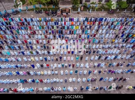 Barishal, Bangladesh. 06e août 2021. Vue aérienne prendre avec un drone, montre les gens assistent à un funeral musulman d'une personne qui a perdu la bataille contre la maladie de Covid-19, le Bangladesh a atteint le plus haut sommet des décès du coronavirus atteignant 264 décès et plus de 16,000 cas positifs chaque jour au Bangladesh. Le 6 août 2021 à Barishal, au Bangladesh. (Photo de Mustasinur Rahman Alvi/Eyepix Group/Pacific Press) crédit: Pacific Press Media production Corp./Alay Live News Banque D'Images