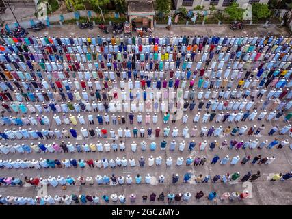 Barishal, Bangladesh. 06e août 2021. Vue aérienne prendre avec un drone, montre les gens assistent à un funeral musulman d'une personne qui a perdu la bataille contre la maladie de Covid-19, le Bangladesh a atteint le plus haut sommet des décès du coronavirus atteignant 264 décès et plus de 16,000 cas positifs chaque jour au Bangladesh. Le 6 août 2021 à Barishal, au Bangladesh. (Photo de Mustasinur Rahman Alvi/Eyepix Group/Pacific Press) crédit: Pacific Press Media production Corp./Alay Live News Banque D'Images