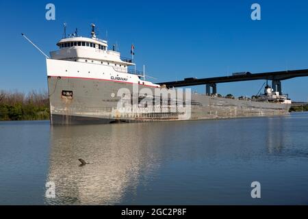 Navire de transport passant sous la Reine Elizabeth Way Garden City Skyway Welland Canal St. Catharines Ontario. Voie maritime du Saint-Laurent Banque D'Images