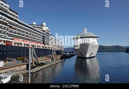 Deux navires de croisière superliners s'amarrer l'un à côté de l'autre à la petite station d'amarrage de Sitka, en Alaska. Banque D'Images