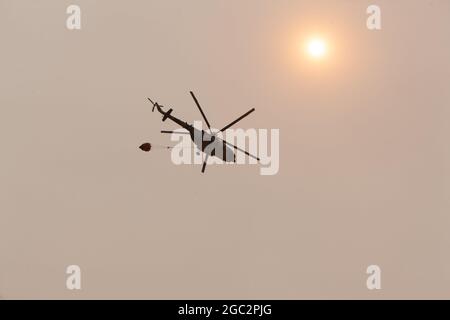 Mugla, Turquie. 06e août 2021. Un hélicoptère répond à un incendie de forêt dans le district de Milas, à Mugla, en Turquie, le jeudi 5 août 2021. (Photo par Ilker Eray/GochreImagery/Sipa USA) crédit: SIPA USA/Alay Live News Banque D'Images