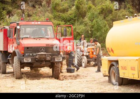 Mugla, Turquie. 06e août 2021. Les pompiers continuent de travailler après les incendies de forêt dans le district de Milas, à Mugla, en Turquie, le jeudi 5 août 2021. (Photo par Ilker Eray/GochreImagery/Sipa USA) crédit: SIPA USA/Alay Live News Banque D'Images