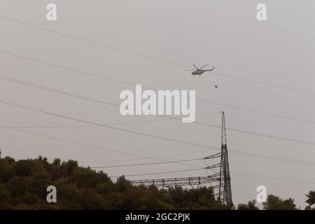 Mugla, Turquie. 06e août 2021. Un hélicoptère répond à un incendie de forêt dans le district de Milas, à Mugla, en Turquie, le jeudi 5 août 2021. (Photo par Ilker Eray/GochreImagery/Sipa USA) crédit: SIPA USA/Alay Live News Banque D'Images