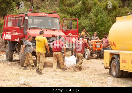 Mugla, Turquie. 06e août 2021. Les pompiers continuent de travailler après les incendies de forêt dans le district de Milas, à Mugla, en Turquie, le jeudi 5 août 2021. (Photo par Ilker Eray/GochreImagery/Sipa USA) crédit: SIPA USA/Alay Live News Banque D'Images