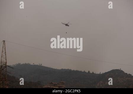 Mugla, Turquie. 06e août 2021. Un hélicoptère répond à un incendie de forêt dans le district de Milas, à Mugla, en Turquie, le jeudi 5 août 2021. (Photo par Ilker Eray/GochreImagery/Sipa USA) crédit: SIPA USA/Alay Live News Banque D'Images