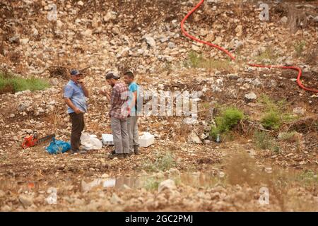 Mugla, Turquie. 06e août 2021. Les volontaires se reposent après des incendies de forêt dans le district de Milas à Mugla, en Turquie, le jeudi 5 août 2021. (Photo par Ilker Eray/GochreImagery/Sipa USA) crédit: SIPA USA/Alay Live News Banque D'Images