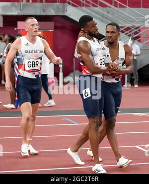 Richard Kilty (à gauche), Nethaneel Mitchell-Blake (au centre) et Chijindu Ujah, en Grande-Bretagne, ont remporté l'argent lors de la finale du relais masculin 4 x 100 m au stade olympique le quatorzième jour des Jeux Olympiques de Tokyo en 2020 au Japon. Date de la photo : vendredi 6 août 2021. Banque D'Images