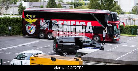 Braga, Portugal - 06 août 2021 : bus SL Benfica garés devant l'hôtel Melia. SL Benfica employé de nettoyer l'autobus Banque D'Images