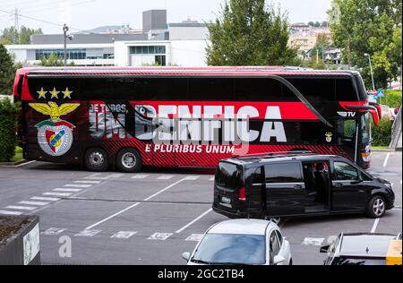 Braga, Portugal - 06 août 2021 : bus SL Benfica garés devant l'hôtel Melia Banque D'Images