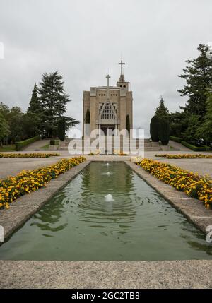 Belle fontaine et jardin du sanctuaire de Penha, Guimaraes en été matin nuageux. Tir vertical. Banque D'Images