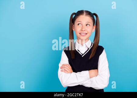 Photo de la petite fille brunet croise bras look up porter blanc chemise gilet isolé sur fond bleu Banque D'Images