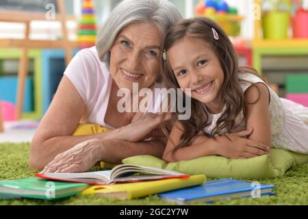 Portrait d'une petite-mère mignonne avec sa petite-fille et ses livres Banque D'Images