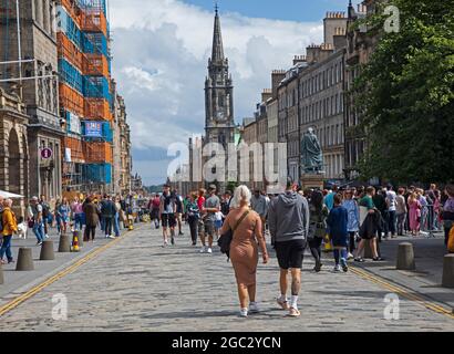 Royal Mile, Édimbourg, Écosse, Royaume-Uni. 6 août 2021. Edinburgh Fringe Festival, le premier jour a eu un départ tranquille et une douche à effet pluie pour accueillir les visiteurs qui se sont présenté. Crédit : Arch White/Alamy Live News Banque D'Images