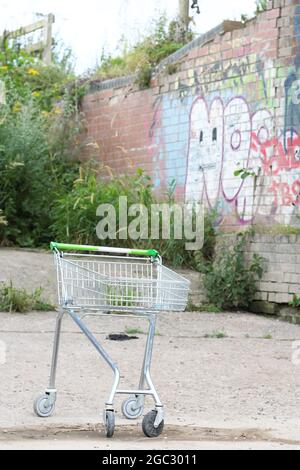 Un tramway de supermarché abandonné dans un désert urbain Banque D'Images