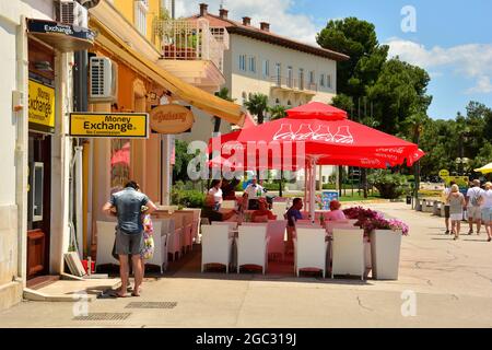 Porec, Croatie - 10 juillet 2021. Les clients s'assoient devant un restaurant en bord de mer dans la ville côtière médiévale historique de Porec, en Istrie, en Croatie Banque D'Images