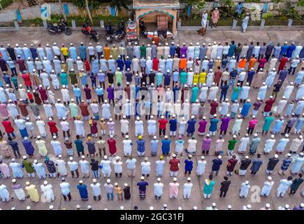 Barishal, Bangladesh. 06e août 2021. Vue aérienne prendre avec un drone, montre les gens assistent à un funeral musulman d'une personne qui a perdu la bataille contre la maladie de Covid-19, le Bangladesh a atteint le plus haut sommet des décès du coronavirus atteignant 264 décès et plus de 16,000 cas positifs chaque jour au Bangladesh. Le 6 août 2021 à Barishal, au Bangladesh. Photo de Mustasinur Rahman Alvi/Eyepix/ABACAPRESS.COM crédit: Abaca Press/Alay Live News Banque D'Images