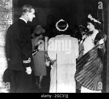 La princesse Elizabeth et le lieutenant Philip Mountbatten lors du mariage de Lady Patricia Mountbatten - 1946 Banque D'Images