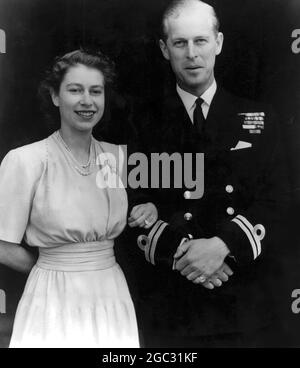 La princesse Elizabeth et le lieutenant Philip Mountbatten après l'annonce de leur engagement. Banque D'Images