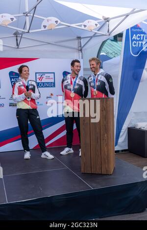 Susann Beucke, Silbermedaillengewinnerin, Erik Heil, Thomas Plößel, Bronzemedaillengewinner, Innen- und Sportsenateur Andy Grote, Kuratoriumsvorsitzend Banque D'Images