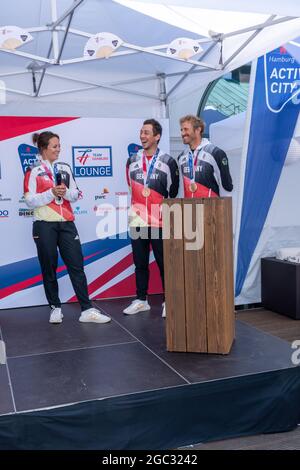 Susann Beucke, Silbermedaillengewinnerin, Erik Heil, Thomas Plößel, Bronzemedaillengewinner, Innen- und Sportsenateur Andy Grote, Kuratoriumsvorsitzend Banque D'Images