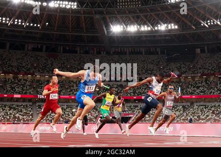 Tokyo, Japon. 06e août 2021. Filippo Tortu (L), en Italie, bat Nethaneel Mitchell-Blake en Grande-Bretagne à la ligne d'arrivée des finales de relais 4 x 100 m des hommes au stade olympique lors des Jeux olympiques d'été de 2020 à Tokyo, au Japon, le vendredi 6 août 2021. L'Italie a pris l'or avec un temps de 37.50, la Grande-Bretagne a pris l'argent avec un temps de 37.51 et le Canada a pris le bronze avec un temps de 37.70. Photo par Tasos Katopodis/UPI crédit: UPI/Alay Live News Banque D'Images