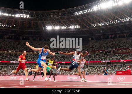 Tokyo, Japon. 06e août 2021. Filippo Tortu (L), en Italie, bat Nethaneel Mitchell-Blake en Grande-Bretagne à la ligne d'arrivée des finales de relais 4 x 100 m des hommes au stade olympique lors des Jeux olympiques d'été de 2020 à Tokyo, au Japon, le vendredi 6 août 2021. L'Italie a pris l'or avec un temps de 37.50, la Grande-Bretagne a pris l'argent avec un temps de 37.51 et le Canada a pris le bronze avec un temps de 37.70. Photo par Tasos Katopodis/UPI crédit: UPI/Alay Live News Banque D'Images